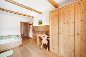 A bed or beds in a room at Oberhof Apt Mutegg
