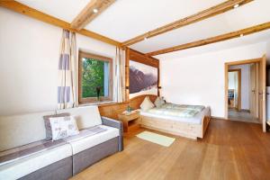 A bed or beds in a room at Oberhof Apt Mutegg