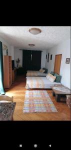 En eller flere senge i et værelse på Apartments Bojanovic