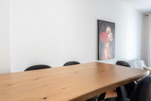 een conferentieruimte met een houten tafel en stoelen bij Apartamento Postal in Fuengirola