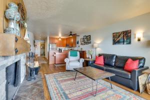 ディロンにある8 Mi to Keystone Resort Dillion Condo with Hot Tub!のソファと暖炉のあるリビングルーム