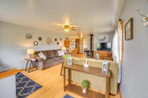 Posezení v ubytování Lakefront Wisconsin Home with Boat Dock and Fire Pit!