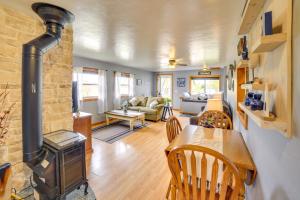 Area tempat duduk di Lakefront Wisconsin Home with Boat Dock and Fire Pit!