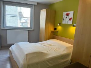 En eller flere senge i et værelse på Zeedijk Heist Hoekappartement Probitas G6