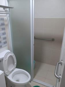 y baño pequeño con aseo y ducha. en 2 BR Loop Tower 1524, en Cagayan de Oro
