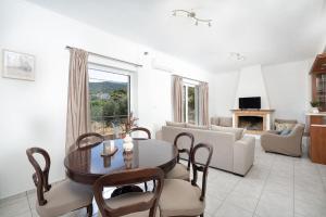 sala de estar con mesa y sofá en Omnia Maisonette by A&D Properties, en Porto Rafti