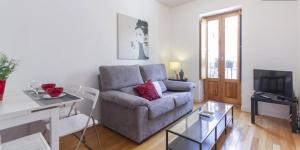 un soggiorno con divano e tavolo di My City Home - Piso increíble en paseo de extremadura a Madrid
