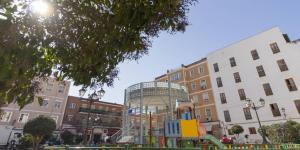 un parco giochi nel centro di una città con edifici di My City Home - Piso increíble en paseo de extremadura a Madrid