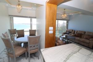 Posezení v ubytování Beach Luxury Mamoura Private Beach