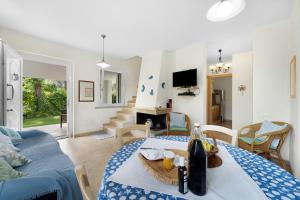 聖瑪格利特迪普拉的住宿－Villa Montali，客厅配有桌子和沙发