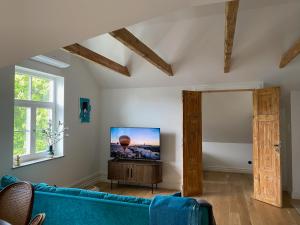 TV a/nebo společenská místnost v ubytování Sea View Old Town apartment