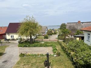 Blick auf einen Garten in einem Wohngebiet in der Unterkunft Bungalow in Gager