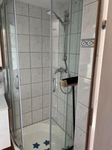 eine Dusche mit Glastür im Bad in der Unterkunft Bungalow in Gager