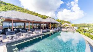 uma imagem de uma villa com piscina em Villa Jade em Marigot