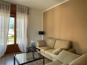 een woonkamer met een bank en een tafel bij [come a Casa] da Marina in Pieve Vergonte