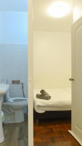 een kleine badkamer met een toilet en een wastafel bij 24 Poshtel Chiangmai in Chiang Mai