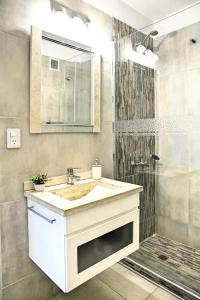 a bathroom with a sink and a shower at Garage incluido! Piso 10! Belgrano - Buenos Aires in Buenos Aires