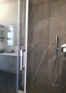 y baño con ducha y puerta de cristal. en Al Pontile - by My Home In Como en Argegno