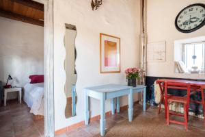 ノートにあるCasetta Rosa Dépandance vicino Notoのテーブルと時計付きの部屋