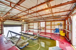 Bazén v ubytování 2 Boat Docks Grand Lake Waterfront Home nebo v jeho okolí