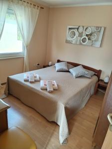 um quarto com uma cama grande e toalhas em Apartman Grbić em Vodnjan