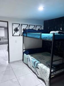 Двох'ярусне ліжко або двоярусні ліжка в номері Facturamos, Un descanso ideal, a 5 minutos del malecón