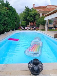Celestial Azure Villa, your Athenian Country House Retreat tesisinde veya buraya yakın yüzme havuzu