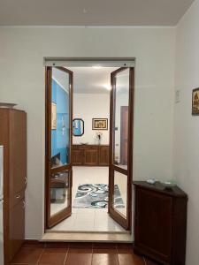 Zimmer mit einem Flur und einem Spiegel in der Unterkunft Mare & Montagna in Capitana