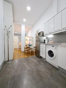 a kitchen with a washing machine and a dining room at AsAtHome Arenal Apartment in Madrid