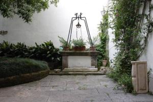 a courtyard with a cross and potted plants at Appartamento Villa Romano in Piano di Sorrento