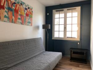 a bedroom with a bed and a window at Le 21 in Écuires