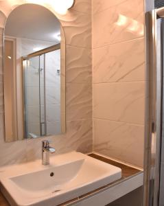 La salle de bains est pourvue d'un lavabo et d'un miroir. dans l'établissement The art studio, à Samothráki