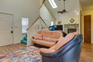 - un salon avec un canapé en cuir et une cheminée dans l'établissement Pocono Lake Home with Community Pools, à Pocono Lake