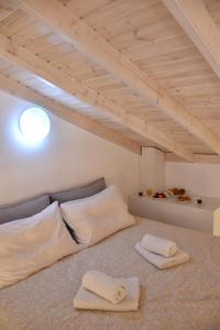 Cette chambre comprend 2 oreillers blancs au sol. dans l'établissement The art studio, à Samothráki