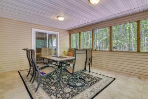 une véranda avec une table et des chaises dans l'établissement Pocono Lake Home with Community Pools, à Pocono Lake