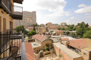 una vista sulla città dal balcone di un edificio di סוויטה אגריפס 8 a Gerusalemme