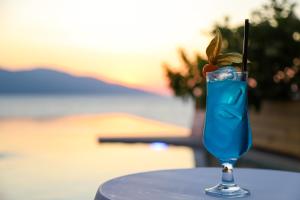 une boisson bleue assise au-dessus d'une table dans l'établissement Regina Blu, à Vlorë