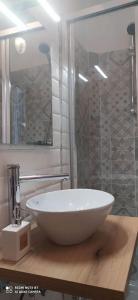 une salle de bain avec un lavabo blanc et une douche dans l'établissement Gogolnest, à Côme 9 autres photos