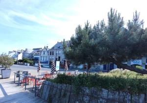 a group of tables and chairs with american flags at Bien-être & Panorama - Les Gîtes de la Côte d'Amour in Le Croisic