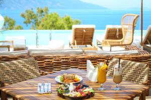 una mesa con comida y bebida en el patio en Regina Blu, en Vlorë