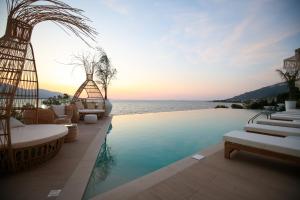a swimming pool with a view of the ocean at Regina Blu in Vlorë