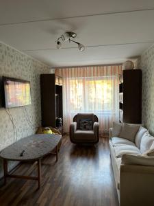 納爾瓦約埃蘇的住宿－Apartment on Karja，客厅配有沙发和椅子