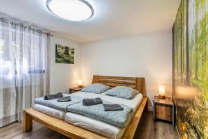 ein Schlafzimmer mit einem Bett mit zwei Kissen darauf in der Unterkunft Ribeiro Tesouro in Friesenheim