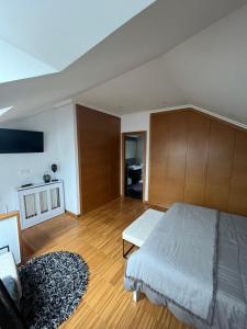 Łóżko lub łóżka w pokoju w obiekcie Maravilloso Ático-duplex