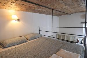 1 dormitorio con 1 cama con 2 almohadas en RomeCentro 5minuti dalla stazione, en Roma