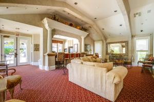 een grote woonkamer met banken en een eetkamer bij Energizing Scottsdale Vacation Rental! in Scottsdale