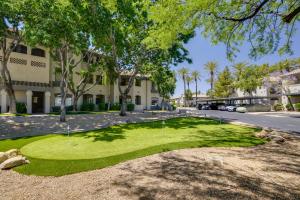 een golfbaan voor een gebouw bij Energizing Scottsdale Vacation Rental! in Scottsdale