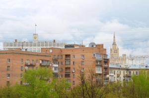 モスクワにあるCosy-2 Apartments on Kievskayaの時計塔のある大きなレンガ造りの建物