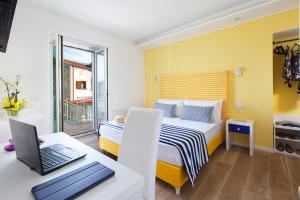 Postel nebo postele na pokoji v ubytování YourHome - Relais Loggia Li Galli