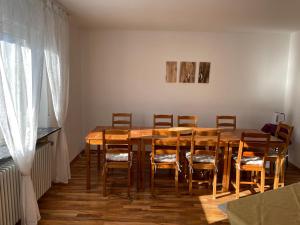 ein Esszimmer mit einem Holztisch und Stühlen in der Unterkunft Gästehaus Jeurissen ca 5 Autominuten von Europa-Park Rust oder Rulantica in Kappel-Grafenhausen